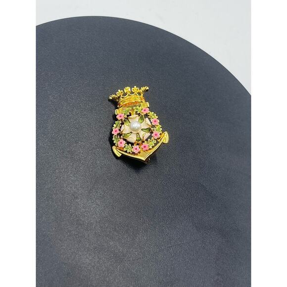 Joan Rivers Vintage Signed Queen Mary Gold Tone White Enamel Rose Crown Brooch - Picture 8 of 9